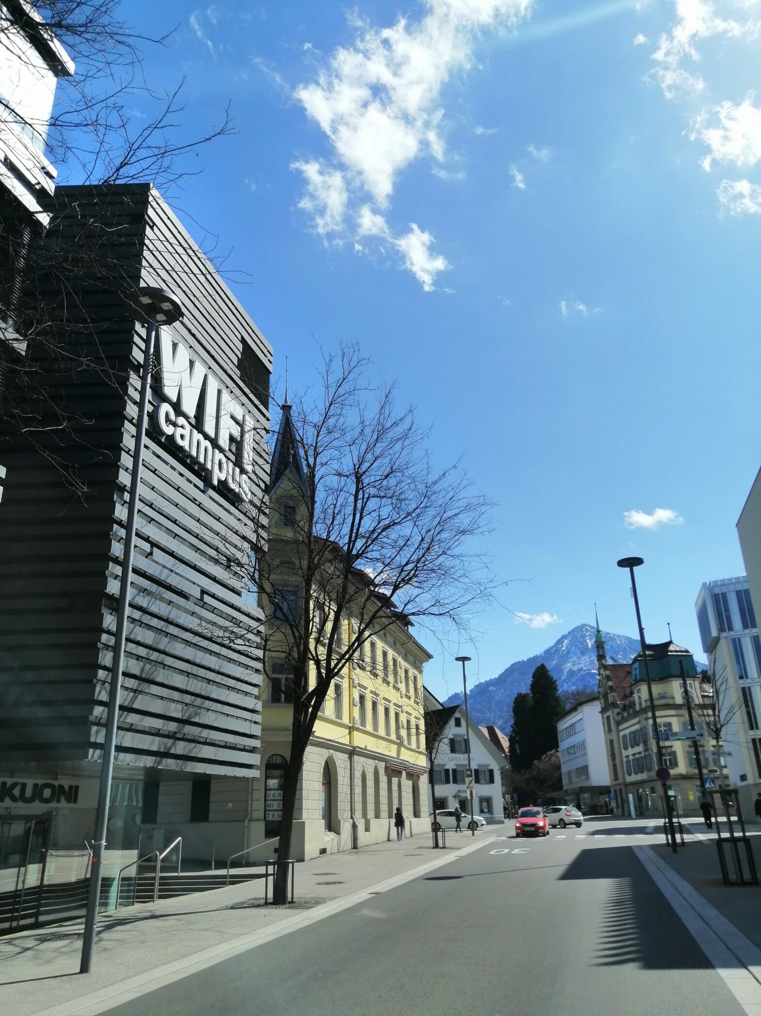 WIFI Dornbirn - bei Sonnenschein - Campus Außen